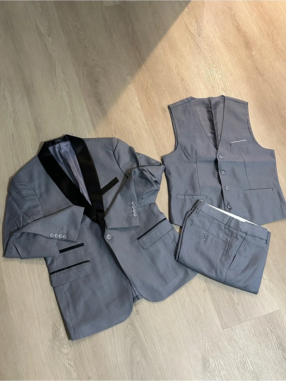 Men's Gray Three-Piece Suit with Black Satin Lapel XS